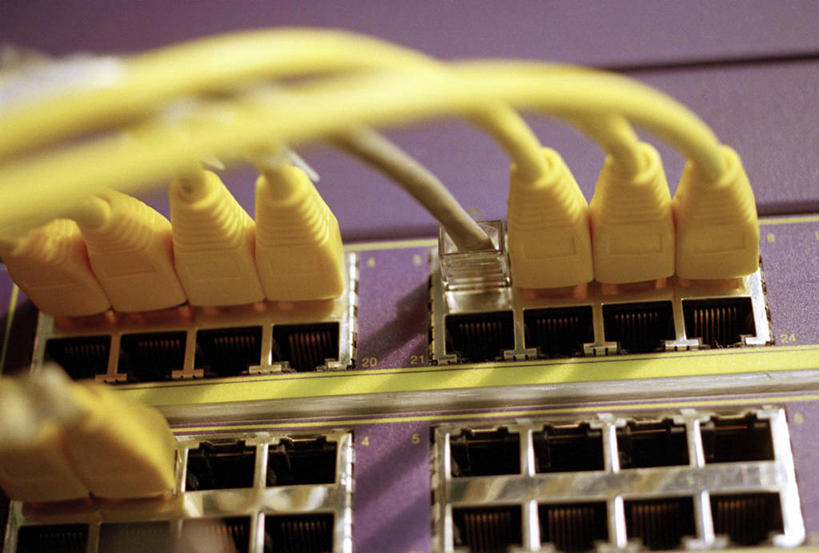 无人,横图,室内,特写,白天,仰视,通讯,数据,静物,一排,许多,阴影,朦胧,模糊,整齐,传输,光线,影子,排列,黄色,网线,主机,机箱,队列,水晶头,线缆,彩图,低角度拍摄