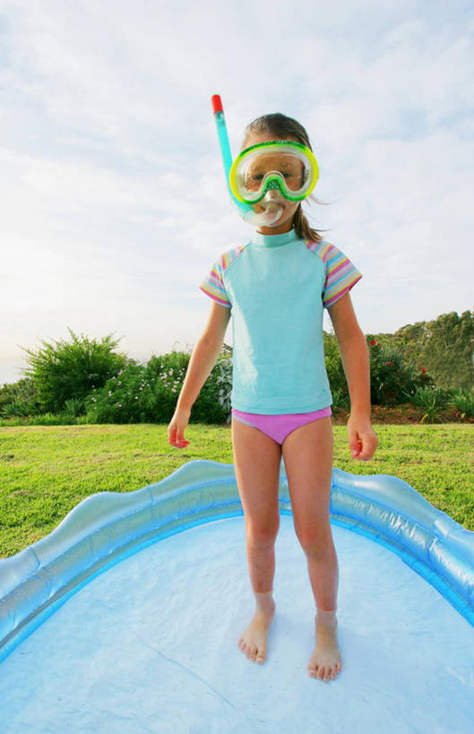 西方人,儿童,成年人,头发,一个人,站,交叉,竖图,室外,白天,正面,纯洁,欧洲,澳大利亚,欧洲人,仅一个女性,仅一个人,潜水镜,地平线,辽阔,地面,草,小孩,仅一个小孩,广阔,金色,可爱,童年,童趣,遮,遮掩,摄影,一望无际,幽默,呼吸管,掩盖,遮挡,延伸,肖像,童真,烂漫,无邪,遮盖,天地相交,相交,交集,掩饰,南澳大利亚,无边无际,一马平川,天真,女孩,女人,女性,白种人,孩子,长发,彩图,女生