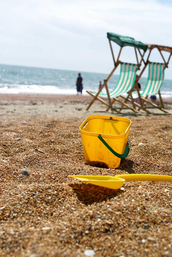 一个人,竖图,室外,白天,度假,海洋,朦胧,模糊,铲子,桶,水平线,容器,放松,摄影,储藏,沙滩椅,储存,剪影,怀特岛,海滩,彩图,手铲,贮存