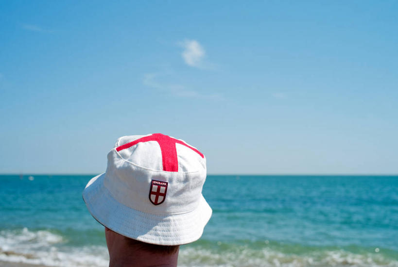 成年人,一个人,横图,室外,白天,留白,帽子,英国,仅一个男性,水平线,背面,蓝色,天空,遮阳帽,摄影,头像,爱国主义,英吉利海峡,彩图