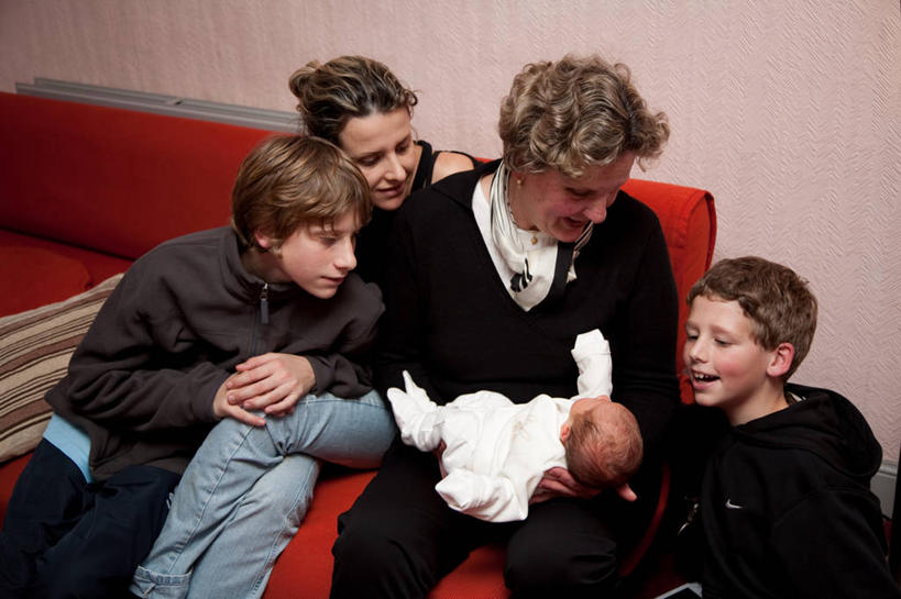 西方人,儿童,成年人,中年人,老年人,三个人,家庭,坐,微笑,横图,室内,白天,幸福,纯洁,沙发,欧洲,欧洲人,五个人,环绕,拿着,注视,小孩,观察,看,温暖,温馨,一家人,可爱,童年,童趣,摄影,观看,和睦,察看,起居室,关注,童真,烂漫,无邪,黑斯廷斯,天真,老年男性,男孩,中年女性,白种人,孩子,彩图,融洽,幼儿,挨着