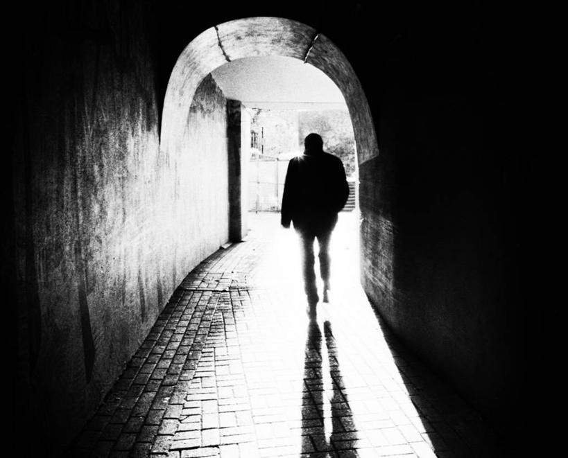 成年人,一个人,横图,黑白,室外,白天,寂寞,仅一个男性,隧道,光,背面,摄影,显现,剪影,悲哀,男人,步行,苦尽甘来