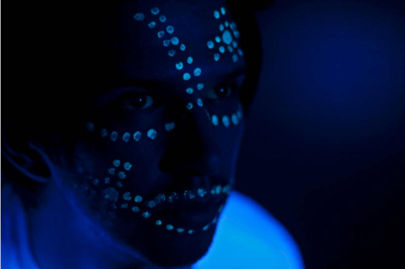 西方人,成年人,脸,头,脸颊,一个人,横图,欧洲,欧洲人,仅一个男性,仅一个人,蓝色背景,光亮,肩膀,仅一个年轻男性,个性,摄影,肖像,紫外线,男人,男性,年轻男性,白种人,年轻人,头部,脸部,脸蛋,面部,彩图,影棚拍摄