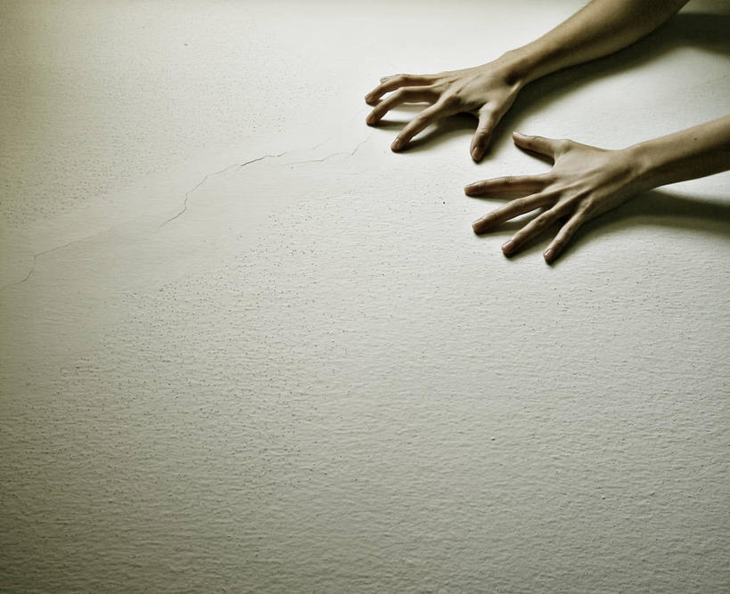 成年人,手,一个人,横图,特写,留白,寂寞,仅一个女性,伸展,墙,水泥,抓,人体,摄影,部分,彩图,影棚拍摄