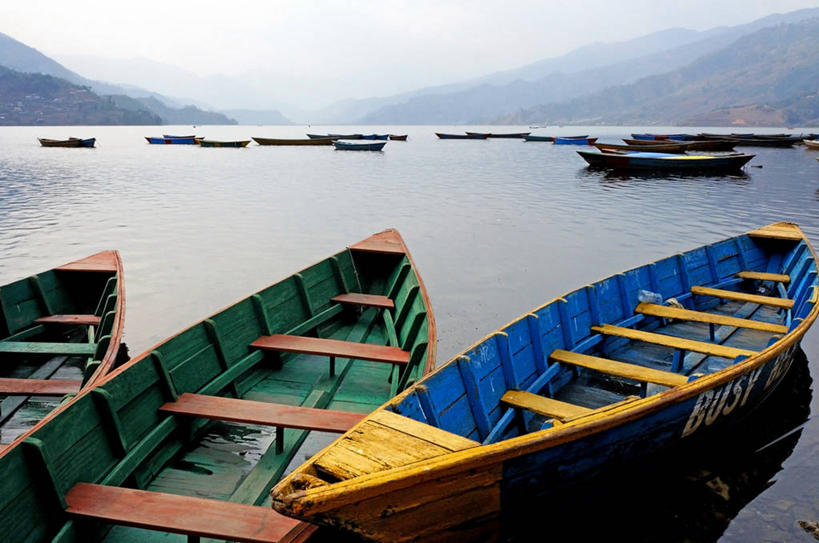 划艇,无人,横图,室外,白天,湖,美景,山脉,雾,船,尼泊尔,停靠,漂浮,木制,景观,风景,自然,景色,运输,摄影,英文字母,宁静,停泊,自然风光,博卡拉,彩图