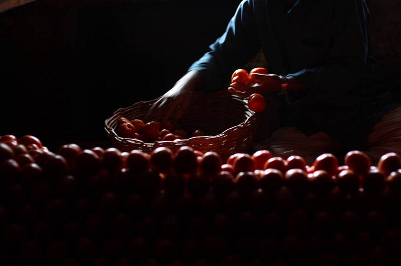 一个人,横图,夜晚,西红柿,印度,许多,准备,篮子,食品,市场,很多,拿着,布置,排列,摄影,组织,清新,班加罗尔,商人,彩图