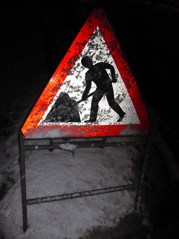 无人,竖图,室外,夜晚,雪,英国,标志,符号,冬天,标识,一个,摄影,肮脏,单个,邋遢,性别符号,龌龊,污秽,彩图,男性符号,道路工程