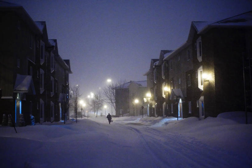 成年人,一个人,横图,室外,夜晚,寂寞,雪,城市,建筑,街道,加拿大,仅一个女性,冬天,寒冷,摄影,照亮,剪影,魁北克,魁北克市,步行,彩图