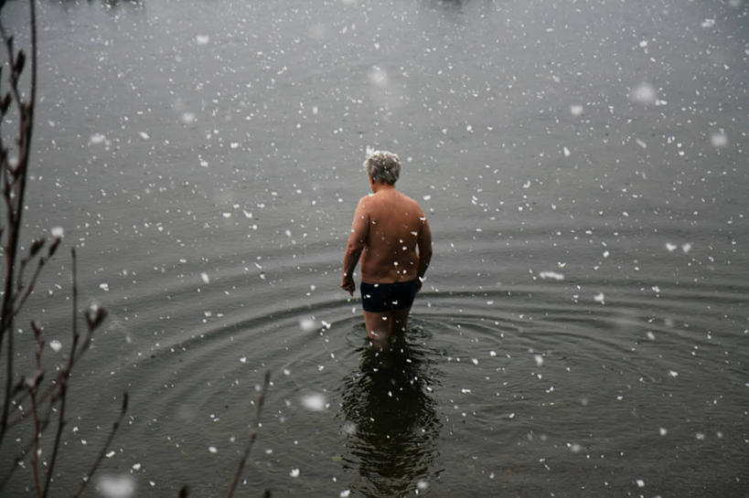 成年人,老年人,头发,一个人,站,横图,俯视,室外,白天,湖,雪,加拿大,仅一个男性,仅一个人,泳裤,反射,冬天,仅一个老年男性,寒冷,摄影,老年男性,男人,男性,彩图,高角度拍摄,忍耐力