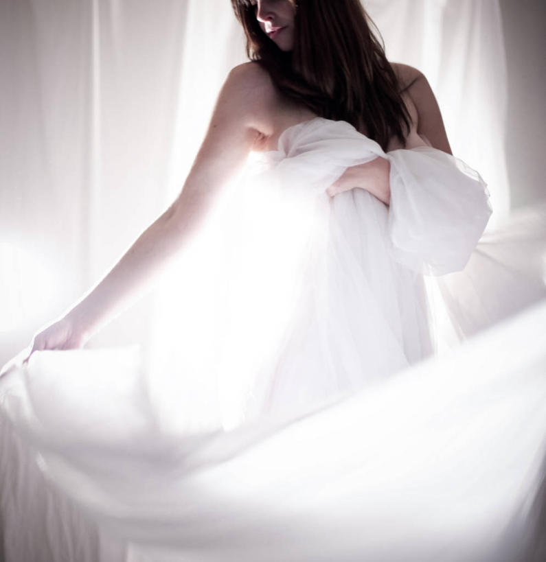 成年人,中年人,一个人,站,竖图,室内,白天,性感,美国,仅一个女性,仅一个人,包装,床单,白色,仅一个中年女性,摄影,明亮,纯净,尤物,女人,女性,中年女性,长发,彩图