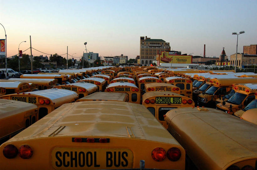 无人,游乐园,横图,俯视,室外,白天,纽约,美国,一排,许多,丰富,整齐,巴士,很多,排列,运输,摄影,停止,队列,暂停,校车,停滞,布鲁克林,科尼岛,彩图,高角度拍摄