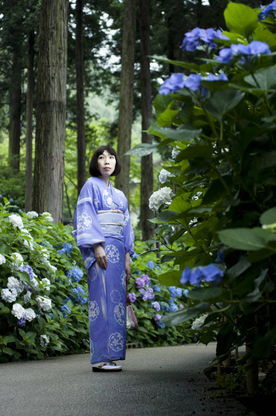 东方人,成年人,中年人,老年人,头发,一个人,站,竖图,室外,白天,骄傲,八仙花,日本,亚洲,仅一个女性,仅一个人,和服,日本文化,小路,黄种人,树,紫色,黑色,绣球花,仅一个中年女性,日本人,个性,摄影,京都府,紫阳花,洋绣球,草绣球,斗球,七变化,粉团花,善变,女人,女性,中年女性,亚洲人,彩图,波波头,花园路