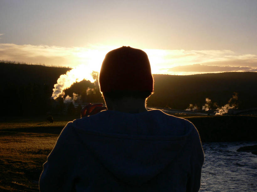 西方人,成年人,脸,头,脸颊,一个人,公园,横图,室外,日落,欧洲,美国,欧洲人,仅一个男性,仅一个人,发光,地形,晚霞,霞光,落日,肩膀,仅一个年轻男性,背面,自然,黄昏,思考,烟,彩霞,摄影,照亮,北美,北美洲,国家公园,美洲,剪影,逆光,黄石国家公园,怀俄明州,怀俄明,黄石公园,间歇泉,北亚美利加洲,亚美利加洲,平等之州,夕照,薄暮,硫磺,男人,男性,年轻男性,白种人,年轻人,头部,脸部,脸蛋,面部,夕阳,彩图,傍晚,老忠实喷泉,美利坚合众国,斜阳,上间歇泉盆地