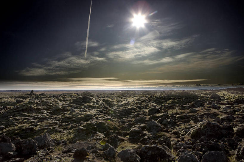 无人,横图,室外,白天,镜头眩光,太阳,日光,地平线,地形,泥土,烟雾,辽阔,地面,风景,平原,广阔,摄影,宁静,一望无际,污染,废气,延伸,飞机尾迹,耀斑,尾迹云,机尾云,飞机拉烟,云带,尾迹,天地相交,机尾迹,飞机尾气,无边无际,一马平川,岩石,彩图,晕影