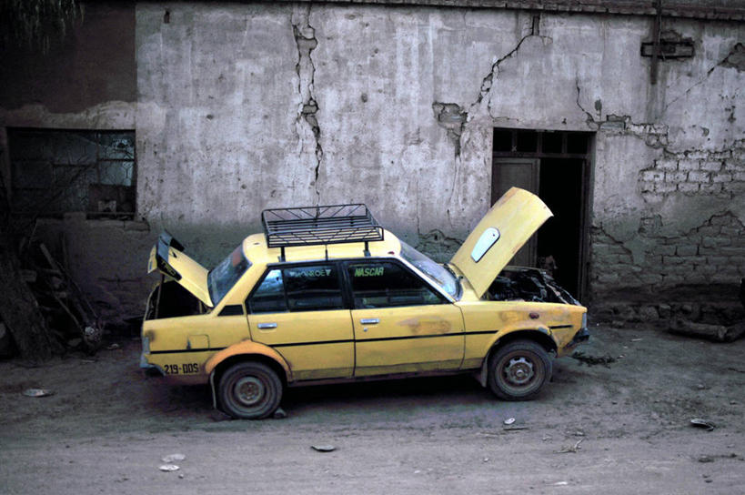 无人,横图,室外,白天,失败,街道,汽车,玻利维亚,废弃,黄色,运输,摄影,报废,废物,贫穷,不幸,下降,丢弃,问题,放弃,抛弃,摈弃,破败,贫民窟,彩图,屏弃,摈斥,摒除,汽车抛锚