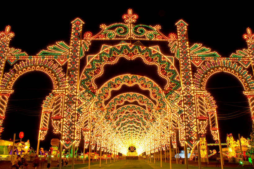 无人,横图,室外,夜晚,消失点,仰视,街道,菲律宾,一排,庆祝,整齐,装饰,发光,拱门,走廊,首都,排列,摄影,照亮,照明设备,队列,手艺,马尼拉,彩图,低角度拍摄