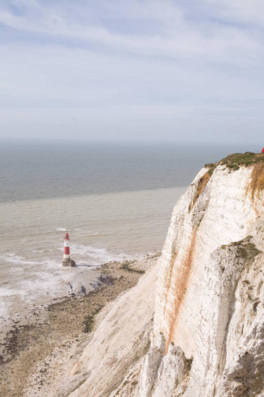 无人,竖图,俯视,室外,白天,海洋,道路,英国,信息,水平线,悬崖,灯塔,交通,方向,风景,陡峭,摄影,引导,指导,指引,宁静,海景,航标,伊斯特本,海滩,岩石,彩图,高角度拍摄,导航