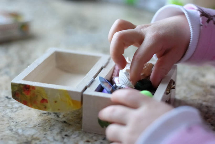 儿童,手,一个人,横图,室内,特写,纯洁,玩具,仅一个女性,仅一个人,准备,盒子,装饰品,小孩,仅一个小孩,可爱,童年,童趣,伸手,人体,摄影,部分,关爱,童真,烂漫,无邪,天真,女孩,女人,女性,孩子,彩图,百宝箱,女生,幼儿