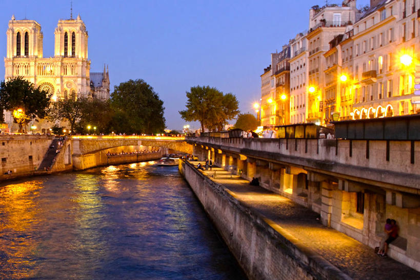 横图,室外,夜晚,旅游,度假,旅途,河流,城市,法国,巴黎,巴黎圣母院,越南,亚洲,波纹,反射,桥,首都,圣母教堂,地标建筑,摄影,东南亚,照亮,塞纳河,透视图,法国文化,圣母大教堂,红教堂,越南社会主义共和国,胡志明市,胡志明,西贡圣母教堂,西贡圣母正廷圣堂王宫,彩图,旅行,大教堂,居住区,林荫大道