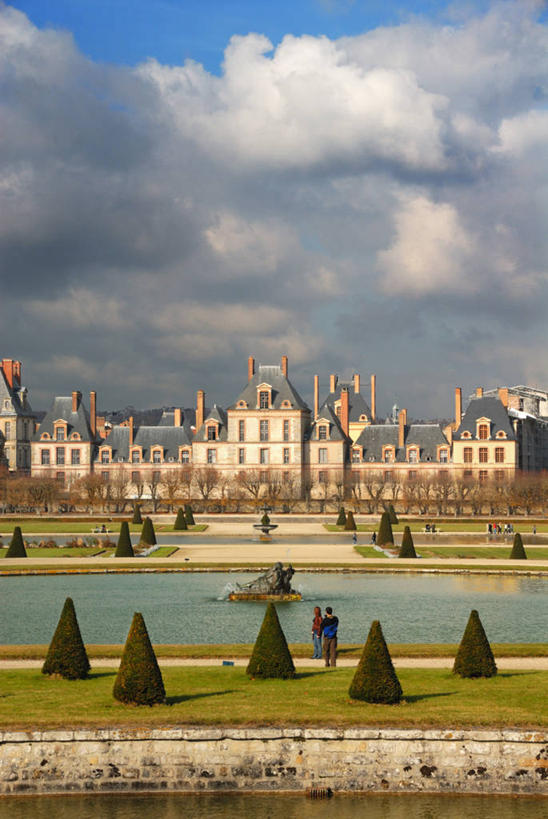 竖图,室外,白天,正面,城市,建筑,喷泉,雕塑,法国,欧洲,城堡,历史,摄影,园林,西欧,法兰西,华贵,积雨云,法兰西共和国,法兰西第五共和国,法兰西岛,枫丹白露,法兰西岛大区,塞纳.马恩省,彩图