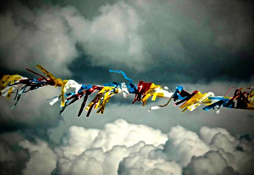 横图,室外,特写,白天,仰视,意大利,洗衣服,晾衣服,摄影,多样,曲别针,想法,彩图,低角度拍摄