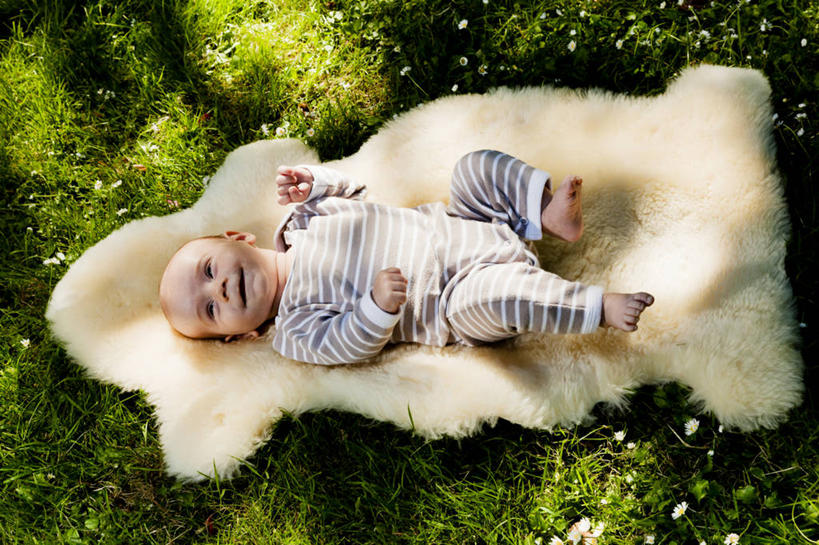 西方人,婴儿,儿童,一个人,微笑,横图,俯视,室外,白天,幸福,纯洁,日光,英国,欧洲,欧洲人,仅一个人,条纹,首都,英格兰,草,雏菊,花,小孩,赤脚,可爱,童年,摄影,活泼,羊皮,宝宝,纯真,烂漫,无邪,开端,伶俐,天真,白种人,孩子,仰卧,彩图,高角度拍摄,欢乐,连身衣