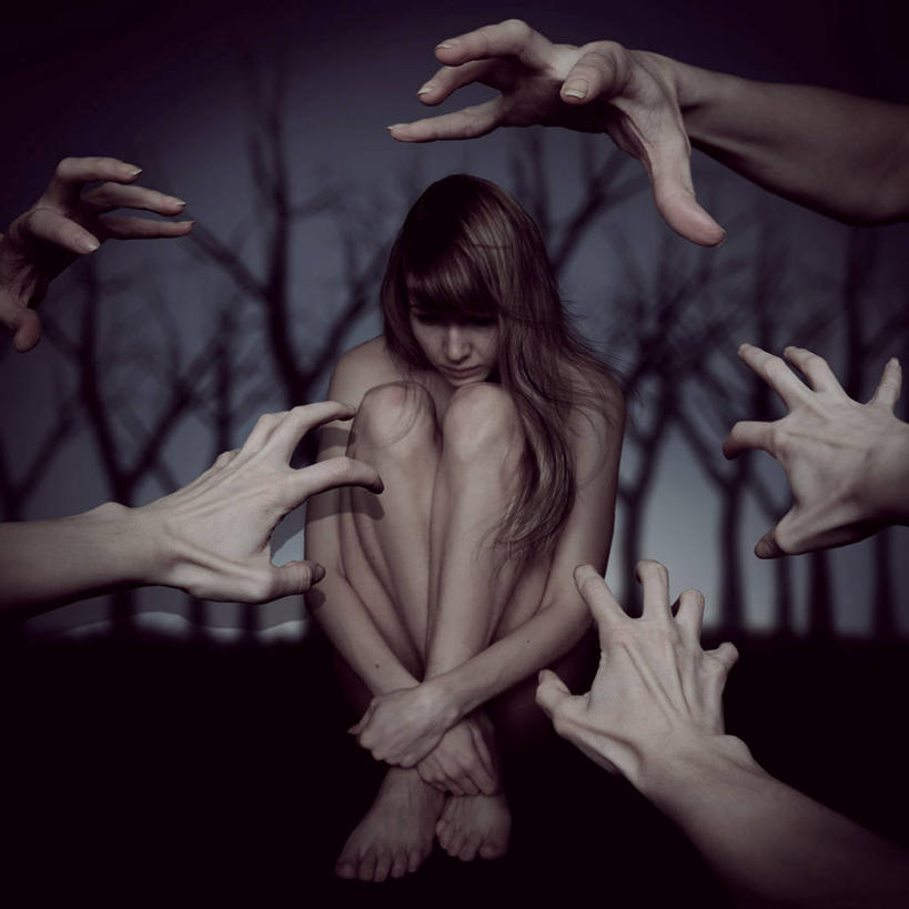 成年人,手,头发,裸体,一个人,坐,双手交叉,方图,室内,贪欲,纯洁,仅一个年轻女性,仅一个女性,仅一个人,表演,注视,扮演,观察,看,赤脚,金色,伸手,握紧,人体,摄影,抱膝,观看,展览,察看,演出,双手抱胸,脆弱,关注,年轻女性,女人,女性,年轻人,长发,屈膝,双腿交叉,美人,俄罗斯人