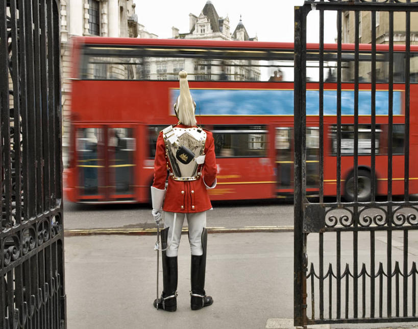 成年人,一个人,站,横图,室外,白天,制服,安全,城市,道路,街道,路,公路,仅一个男性,大门,巴士,交通,首都,背面,运输,摄影,军服,市区,英国文化,仪仗队,马路,彩图