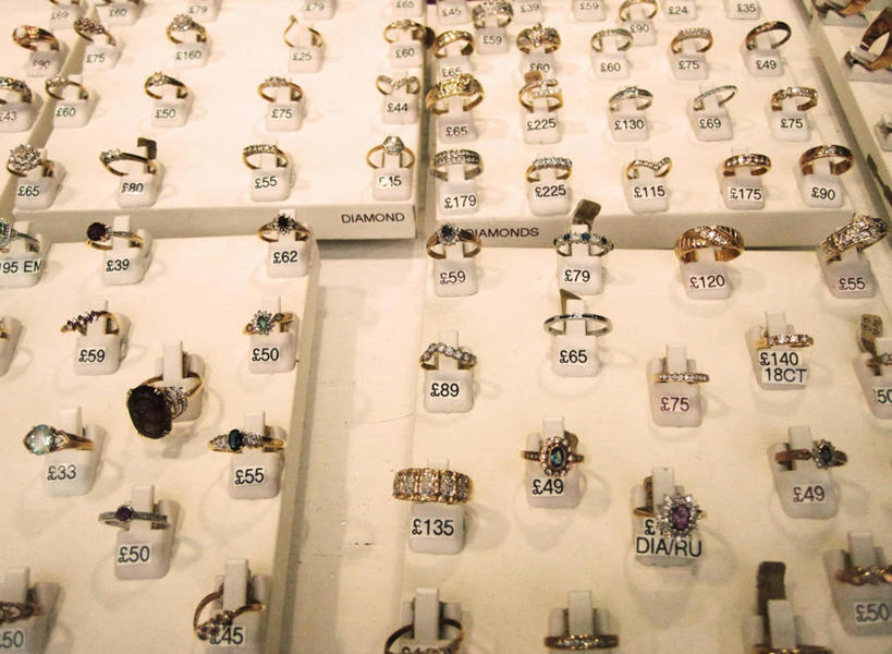 无人,横图,俯视,室外,白天,窗户,落地窗,橱窗,礼物,珠宝,英国,标签,数字,首都,钻石,玻璃窗,戒指,摄影,高雅,华贵,价格标签,收集,玻璃橱窗,彩图,高角度拍摄,英镑符号,上层阶级