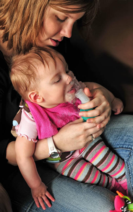 西方人,婴儿,儿童,成年人,两个人,家庭,母亲,女儿,坐,竖图,室内,白天,纯洁,欧洲,美国,欧洲人,拿着,牛仔裤,休闲装,小孩,温暖,温馨,一家人,可爱,童年,摄影,活泼,和睦,疾病,宝宝,吸气,纯真,烂漫,无邪,哮喘吸入器,德克萨斯,达拉斯市,支气管哮喘,呼吸道疾病,哮踹,伶俐,天真,年轻女性,女性,白种人,孩子,年轻人,彩图,融洽