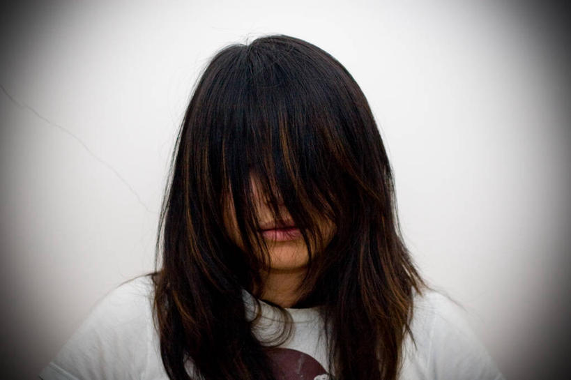 成年人,脸,头,脸颊,头发,一个人,横图,白色背景,正面,仅一个年轻女性,仅一个女性,仅一个人,T恤,休闲装,肩膀,黑色,遮,遮掩,摄影,掩盖,遮挡,肖像,东亚人,遮盖,掩饰,年轻女性,女人,女性,年轻人,头部,长发,脸部,脸蛋,面部,彩图,影棚拍摄,困窘,晕影