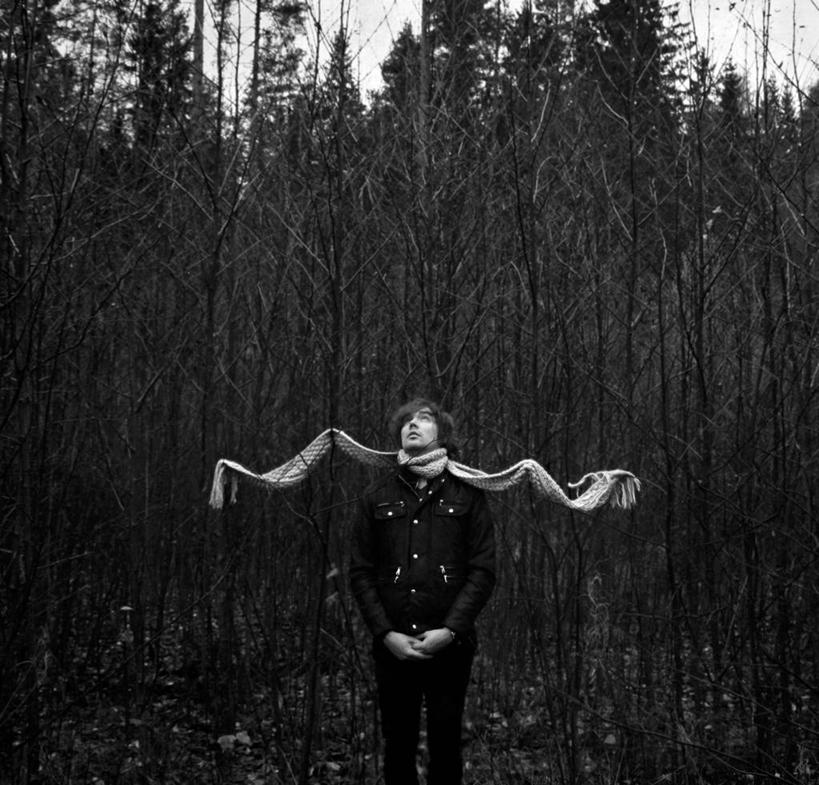 西方人,成年人,一个人,站,握手,横图,黑白,室外,白天,森林,欧洲,欧洲人,仅一个男性,仅一个人,仅一个年轻男性,围巾,向上看,思考,个性,摄影,想象,想法,男人,男性,年轻男性,白种人,年轻人,搀手,拉手,手拉手,手握手,白日梦