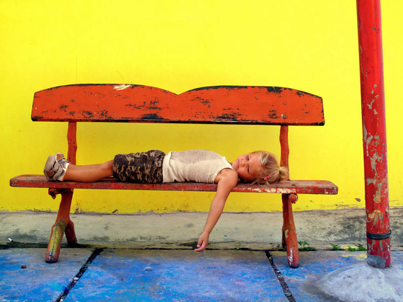 西方人,儿童,头发,一个人,横图,室外,白天,旅游,纯洁,印度尼西亚,欧洲,欧洲人,仅一个女性,仅一个人,行人,游客,游人,长椅,墙,休闲装,路人,旅客,小孩,仅一个小孩,休息,疲倦,金色,放松,可爱,童年,童趣,摄影,疲劳,疲惫,肖像,困乏,童真,烂漫,无邪,疲乏,委顿,疲困,疲顿,疲钝,倦怠,怠倦,苏门答腊岛,巴丹,过客,天真,女孩,女人,女性,白种人,孩子,仰卧,彩图,女生