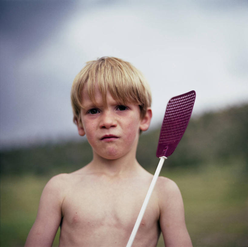 儿童,脸,头,脸颊,头发,一个人,站,横图,室外,白天,正面,纯洁,美国,仅一个男性,仅一个人,拿着,裸露,肩膀,小孩,夏天,仅一个小孩,金色,可爱,童年,童趣,凝视,愤怒,摄影,决心,肖像,裸,童真,烂漫,无邪,苍蝇拍,天真,男孩,男人,男性,孩子,头部,脸部,脸蛋,面部,彩图,男生,麦迪逊河