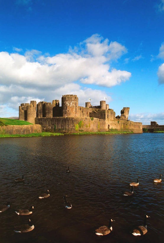 无人,竖图,室外,白天,水,建筑,英国,欧洲,一群,许多,漂浮,鸭子,城堡,很多,历史,摄影,宁静,西欧,大不列颠,威尔士,英国文化,大不列颠及北爱尔兰联合王国,大不列颠及爱尔兰联合王国,卡菲利城堡,威尔士公国,彩图,大不列颠王国,大英帝国,联合王国,日不落帝国
