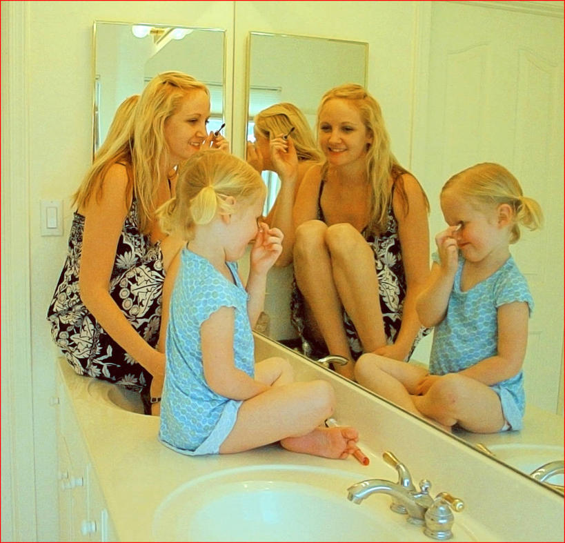 西方人,儿童,成年人,头发,两个人,家庭,母亲,女儿,坐,微笑,横图,室内,白天,纯洁,镜子,浴室,欧洲,美国,欧洲人,准备,花纹,反射,洗手池,小孩,温暖,温馨,一家人,金色,睫毛膏,可爱,童年,童趣,摄影,和睦,亚利桑那,青春期,童真,烂漫,无邪,美化,吉尔伯特,天真,年轻女性,女孩,女性,白种人,孩子,年轻人,长发,彩图,融洽