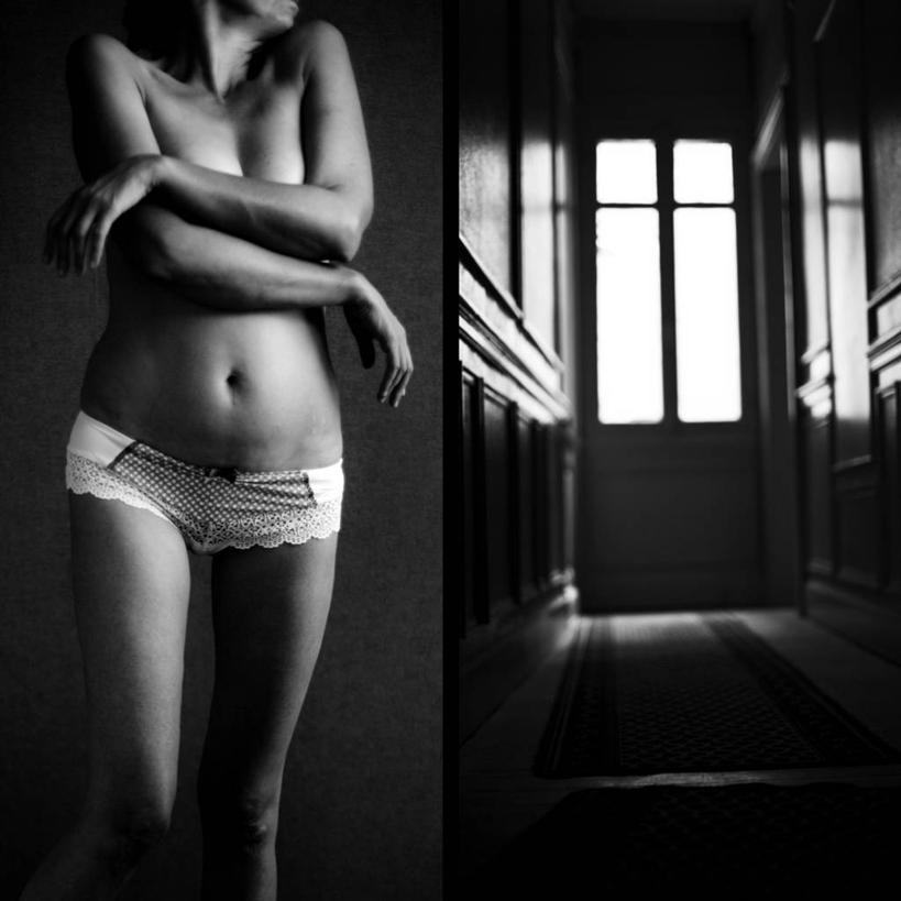 成年人,中年人,老年人,一个人,站,方图,黑白,室内,白天,门,日光,法国,仅一个女性,仅一个人,内衣,走廊,裸露,仅一个中年女性,摄影,脆弱,裸,女人,女性,中年女性,彩图,弱点
