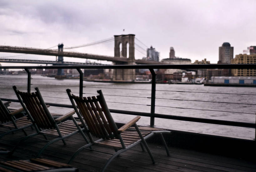 无人,栏杆,横图,室外,白天,河流,天际线,阳台,建筑,纽约,美国,摄影,吊桥,甲板,布鲁克林桥,休闲椅,彩图