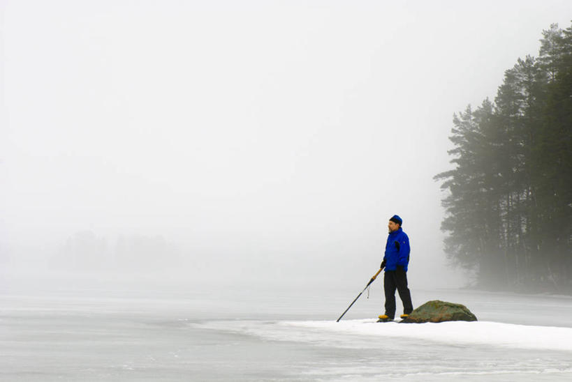 西方人,成年人,老年人,一个人,横图,室外,白天,侧面,湖,雾,欧洲,欧洲人,仅一个男性,仅一个人,地形,树,风景,仅一个老年男性,思考,摄影,宁静,登山杖,老年男性,男人,男性,白种人,岩石,彩图,独处