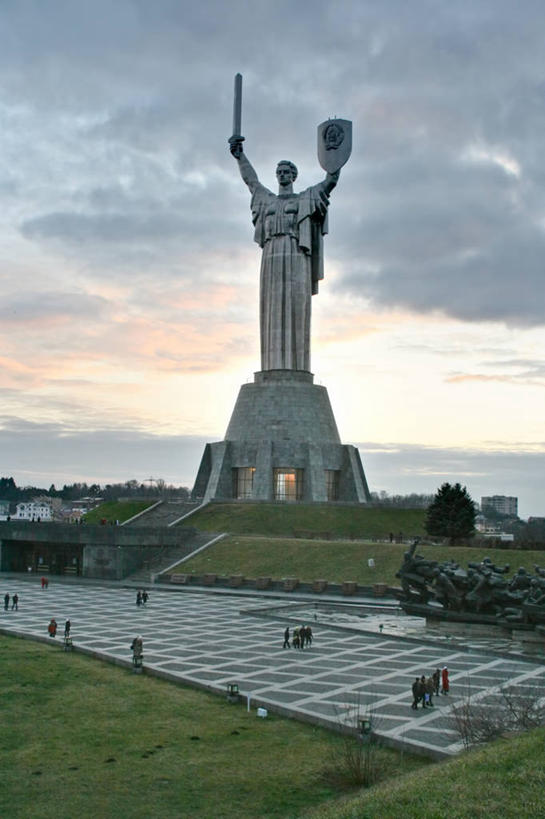 博物馆,竖图,室外,旅游,乌克兰,艺术,标志,雕像,符号,首都,历史,标识,黄昏,摄影,纪念,留念,剑,怀念,基辅,性别符号,彩图,男性符号