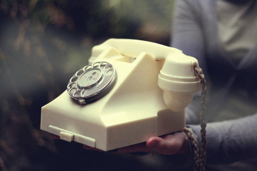 成年人,手,一个人,横图,室外,白天,复古,英国,仅一个女性,古典,拿着,黄色,人体,摄影,简单,想法,座机,彩图