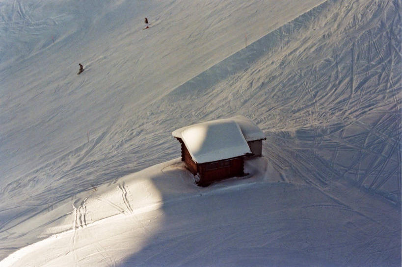两个人,家,横图,方图,俯视,背景,山脉,雪,别墅,日光,瑞士,木制,房屋,屋子,冬天,公寓,洋房,楼房,住宅,风景,滑雪场,寒冷,摄影,宁静,阿尔卑斯山脉,式样,瓦莱斯州,滑雪运动,韦尔毕耶,休闲活动,彩图,高角度拍摄,房子