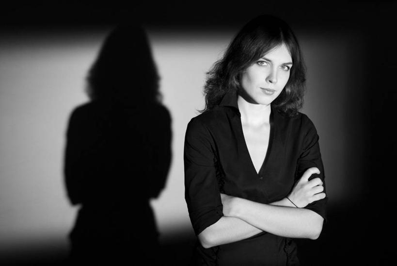 成年人,头发,一个人,双手交叉,横图,黑白,信心,俄罗斯,仅一个年轻女性,仅一个女性,仅一个人,阴影,墙,首都,黑色,摄影,双手抱胸,肖像,莫斯科,年轻女性,女人,女性,年轻人,长发,半身,影棚拍摄,美人,态度