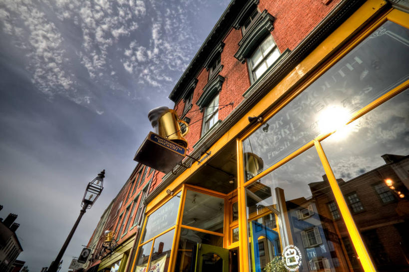 无人,商店,横图,室外,白天,仰视,太阳,窗户,建筑,日光,英国,欧洲,美国,反射,英格兰,摄影,北美,北美洲,西欧,美洲,大不列颠,大不列颠及北爱尔兰联合王国,大不列颠及爱尔兰联合王国,新罕布什尔州,北亚美利加洲,亚美利加洲,新罕布什尔,新罕布夏州,花岗岩州,花冈岩之州,滑雪之州,新英格兰,英吉利,汉普郡,朴茨茅斯,纽英仑,彩图,低角度拍摄,美利坚合众国,大不列颠王国,大英帝国,东南英格兰,联合王国,日不落帝国