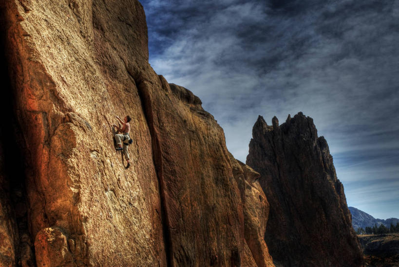 西方人,成年人,中年人,一个人,攀登,横图,室外,攀岩,欧洲,美国,欧洲人,仅一个男性,仅一个人,仅一个中年男性,行人,游客,游人,悬崖,高处,极限运动,路人,旅客,黄昏,陡峭,摄影,技能,过客,冒险,男人,男性,中年男性,白种人,岩石,休闲活动,彩图,雷德蒙德