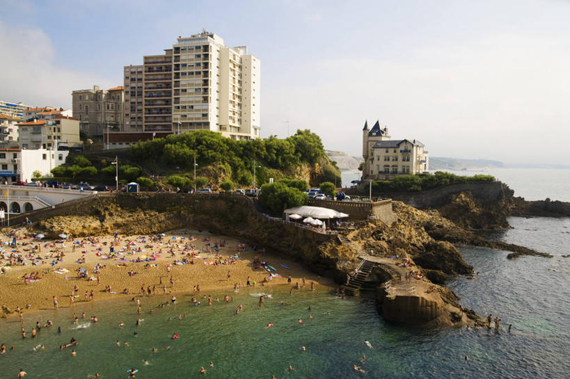 游泳,横图,俯视,室外,白天,旅游,度假,日光浴,酒店,路,法国,欧洲,沙子,海岸线,河岸,交通,大西洋,放松,运输,摄影,西欧,法兰西,法兰西共和国,比亚里茨,阿基坦,法兰西第五共和国,亚魁当,阿基坦大区,海滩,休闲活动,彩图,高角度拍摄,海港,比斯开湾