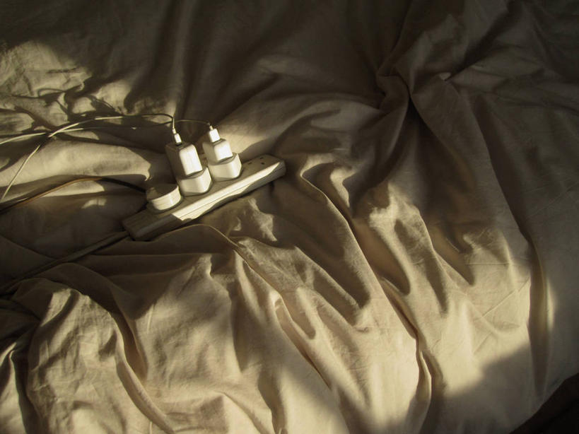 无人,横图,俯视,室内,白天,卧室,英国,褶皱,电器,插座,首都,摄影,家用电器,羽绒被,插线板,拖线板,电源转换器,排插,彩图,高角度拍摄,接线板,扩展线