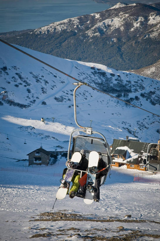 西方人,中年人,两个人,坐,竖图,室外,白天,度假,山脉,雪,雪山,阿根廷,欧洲,欧洲人,冬天,滑雪场,摄影,冬季运动,巴里洛切,白种人,休闲活动,彩图