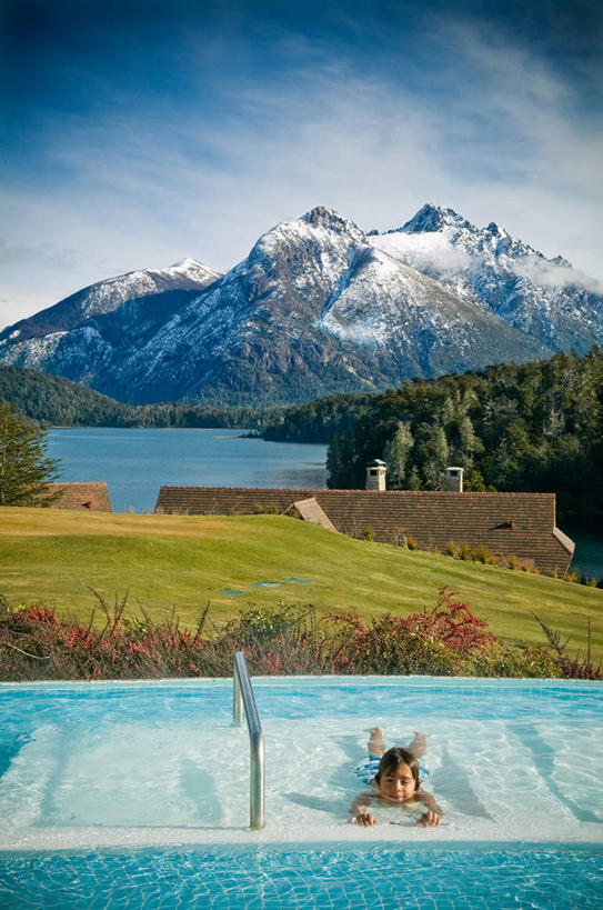 游泳,西方人,儿童,一个人,栏杆,竖图,室外,旅游,度假,纯洁,湖,山,雪山,阿根廷,欧洲,欧洲人,仅一个男性,仅一个人,球袋,屋顶,云,娱乐,小孩,风景,仅一个小孩,享受,休闲,放松,可爱,童年,童趣,摄影,童真,烂漫,无邪,巴里洛切,天真,男孩,男人,男性,白种人,孩子,彩图,男生