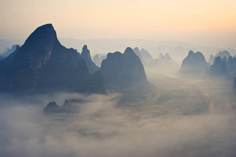 无人,横图,俯视,室外,日出,河流,山脉,雾,桂林,丽江,地平线,辽阔,地面,风景,广阔,摄影,广西,宁静,一望无际,延伸,剪影,天地相交,无边无际,一马平川,彩图,高角度拍摄